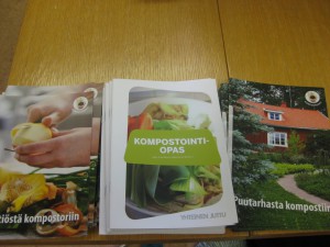 Kompostointioppaita riitti kotiin viemisiksi.