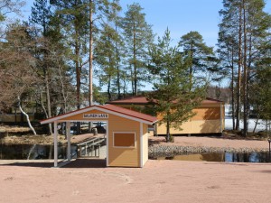 Salmen lava kutsuu tanssimaan, viettämään juhlia ja kalastamaan.