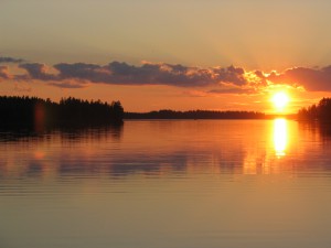 Aurinko laskee Ruuhilammen Purulahdella