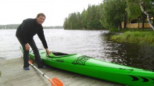 Ari Huovinen meloi kanootilla järven takaa katsomaan elokuvaa.