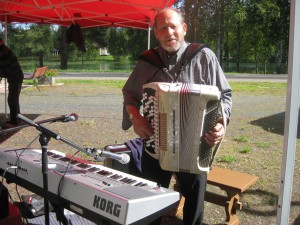 Tauno Vepsäläinen musisoi torilla kävijöiden iloksi.