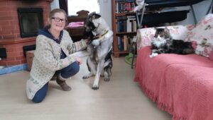 Susan Kortman asuu yhdessä kahden koiran ja kolmen kissan kanssa.