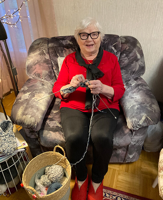 Hyväntekijä Marja Hynninen auttaa neulomalla sukkia